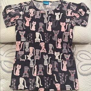 Pink/white/gray kitty print scrub top, back elastic
